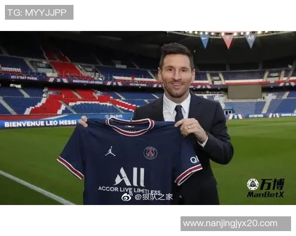 足球明星与女孩的梦幻睡衣时尚搭配展现青春活力与运动魅力 足球明星与女孩的梦幻睡衣时尚搭配展现青春活力与运动魅力