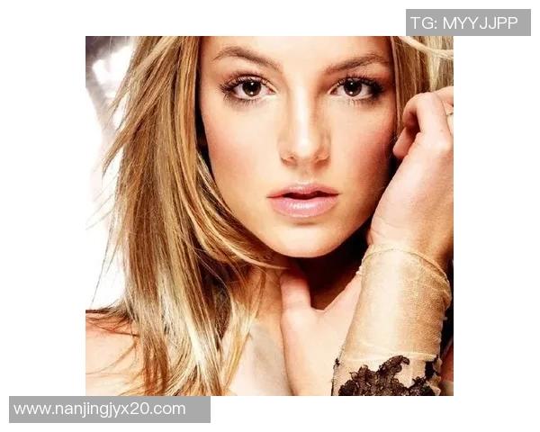 足球明星布兰妮的精彩人生与职业生涯全景介绍及精选图片展示